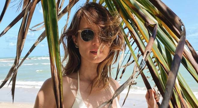 Mariana Ximenes arranca suspiros de fãs ao posar de topless em praia alagoana