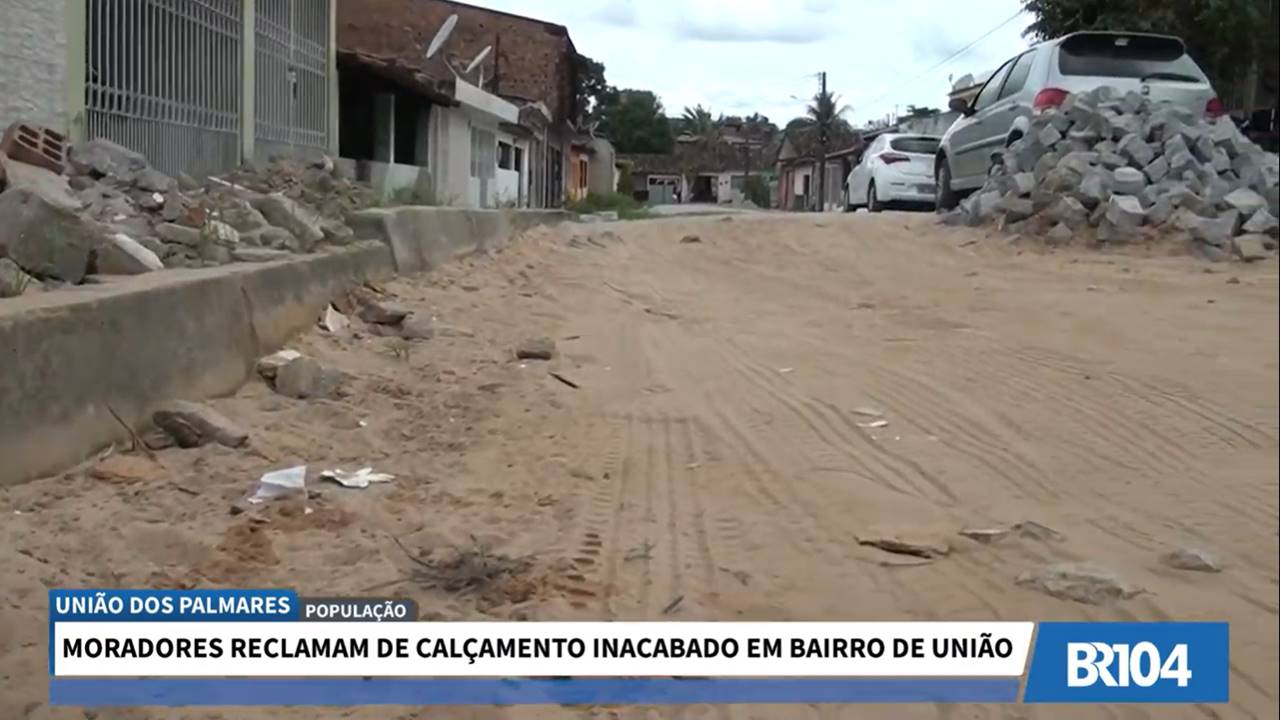 Moradores reclamam de calçamento inacabado em bairro de União dos Palmares — © Reprodução
