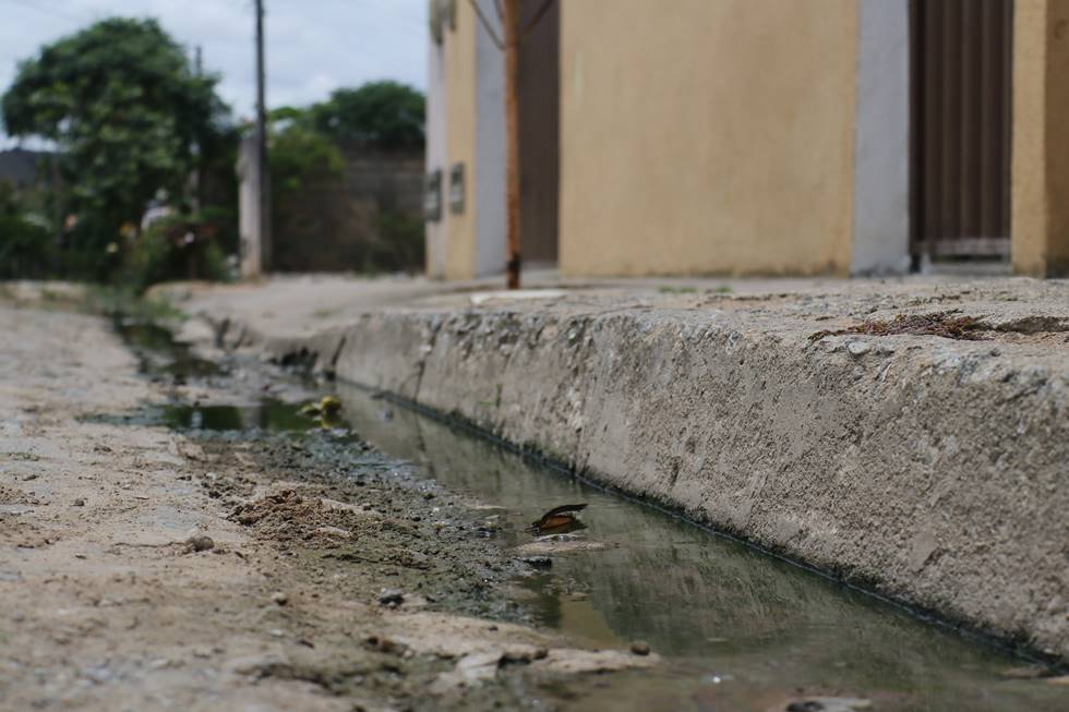 Moradores reclamam de esgoto a céu aberto em bairro de União dos Palmares — © Oziel Nascimento/BR104