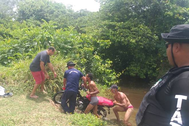 Moto furtada é achada submersa no Rio Macaco, em União dos Palmares — © Cortesia ao BR104