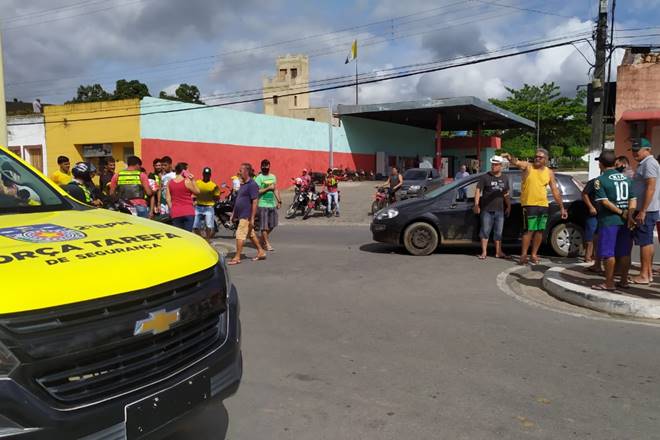 Mototaxista colide em carro de sargento aposentado em São José da Laje — © BR104