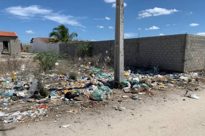 Coleta de lixo foi interrompida devido à ausência de funcionários contratados para a atividade — © Assessoria