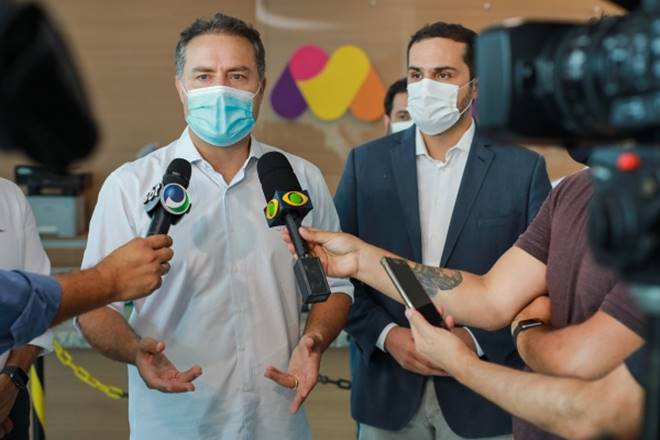 Renan Filho durante entrevista coletiva no Hospital da Mulher — © Márcio Ferreira
