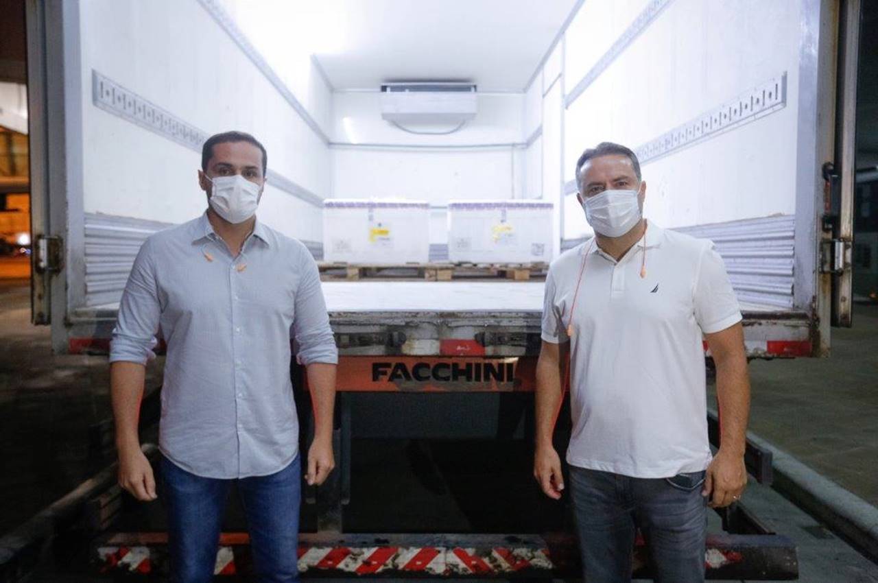 Renan Filho e Alexandre Ayres receberam os imunizantes no Aeroporto de Maceió — © Agência Alagoas