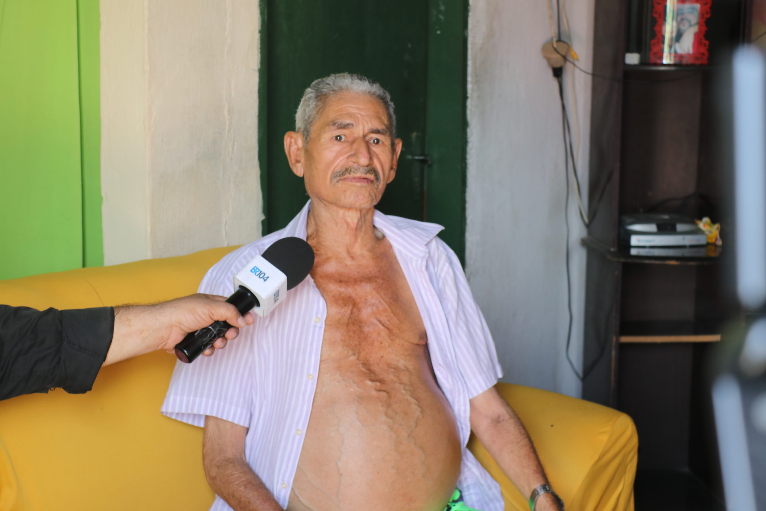 Seu Sebastião sofre há mais de um ano com líquido na barriga — © Oziel Nascimento/BR104