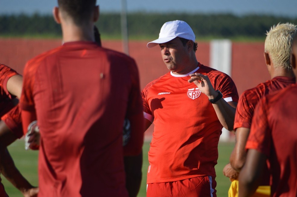 Técnico Roberto Fernandes com jogadores em treinamento — © Ascom