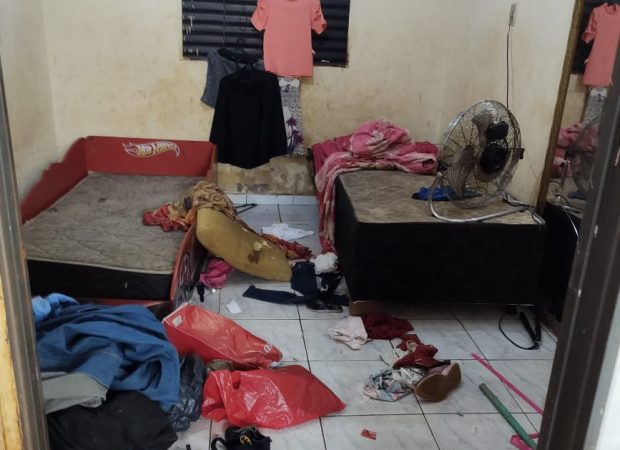 Vídeo: Deixada sozinha com irmãos, criança se alimentava das próprias fezes