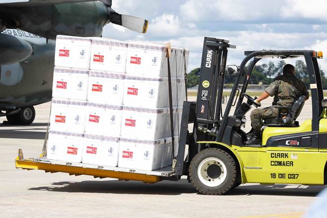 Chegada das vacinas ConornaVac na Base Aérea de Brasília — © Sérgio Lima/Poder360