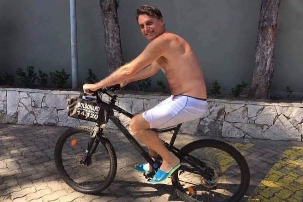 Presidente Jair Bolsonaro em uma bicicleta