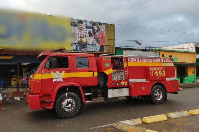 Supermercado fica destruído após incêndio em Joaquim Gomes