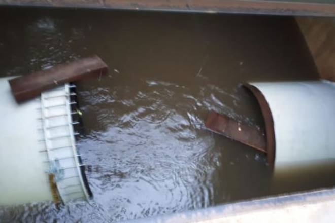 Imagem do cano rompido na Barragem Atalho, em Brejo Santo — © Site Miséria