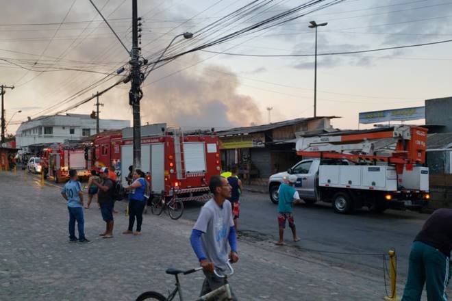 Incêndio destrói barracas do Mercado da Produção de Maceió — © Corpo de Bombeiros
