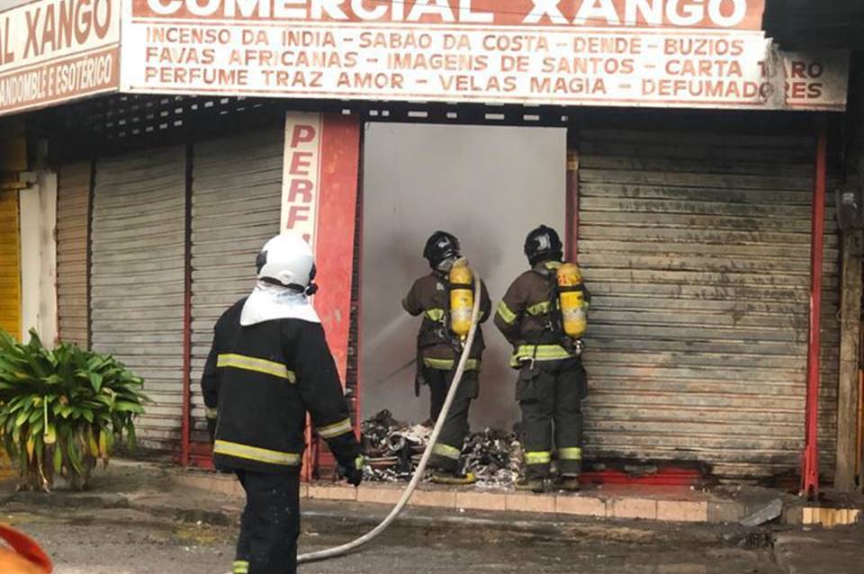 Incêndio destrói barracas do Mercado da Produção de Maceió — © Corpo de Bombeiros