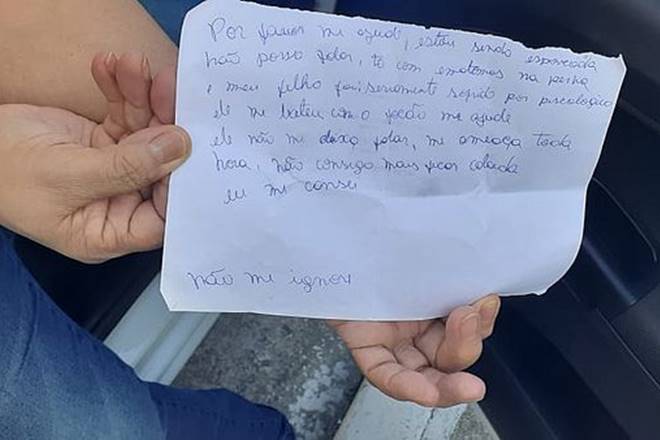Mulher espancada pelo marido faz bilhete para pedir socorro em Maceió