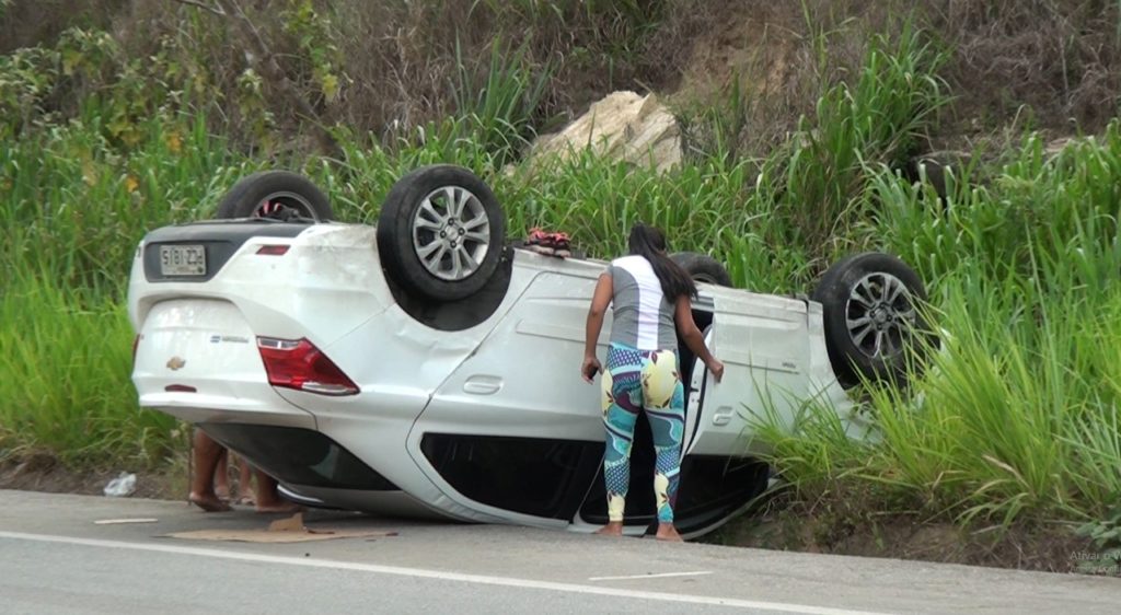 Motorista perde controle e capota carro na BR-104, em União dos Palmares — © Rayanne Rodrigues/BR104
