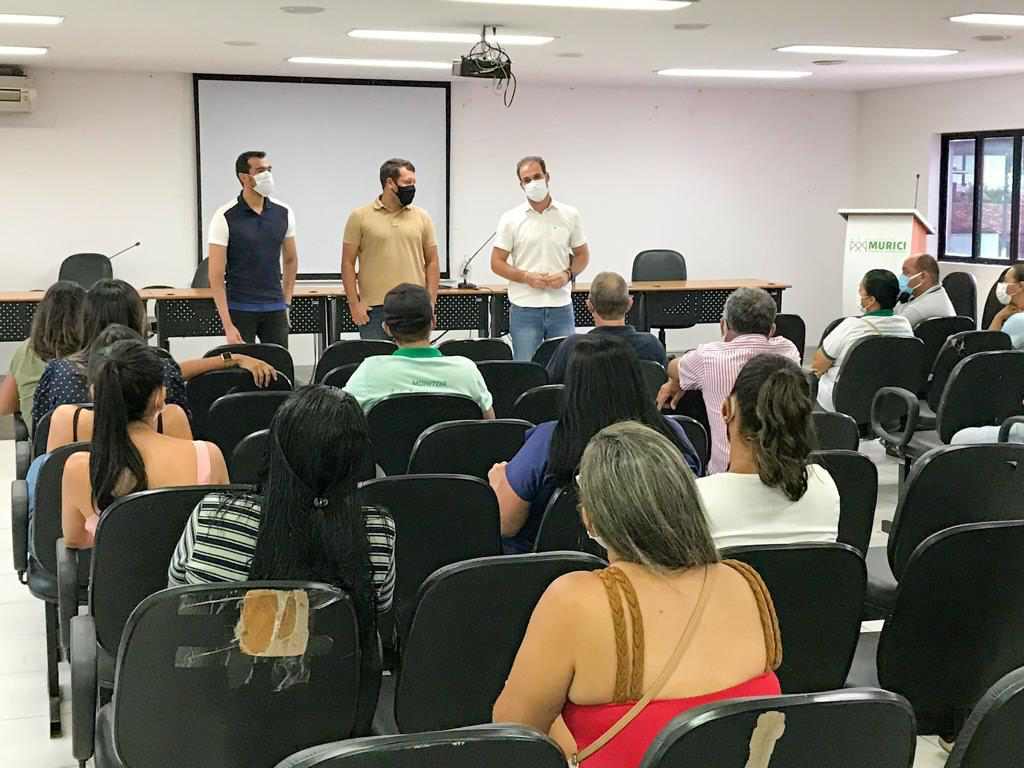 Prefeito de Murici com funcionários – © Assessoria