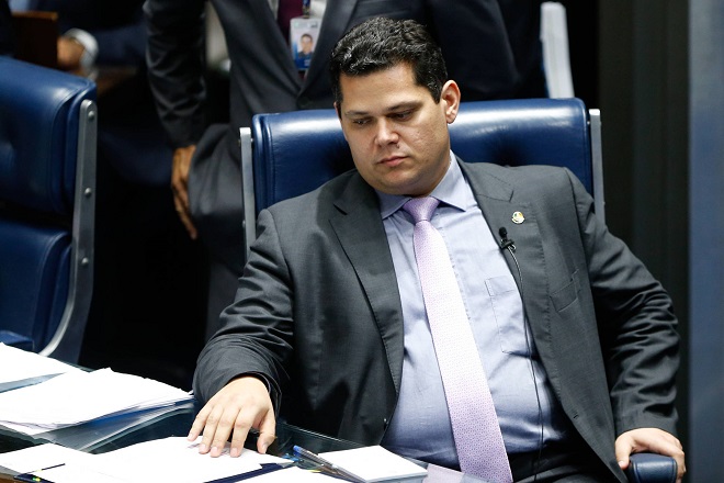 Rodrigo Pacheco (DEM-MG) foi eleito o novo presidente do Senado, substituindo David Alcolumbre (DEM-AP) — © Folha