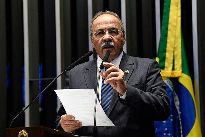 Senador Chico Rodrigues (DEM-RR) foi flagrado escondendo R$ 33 mil na cueca — © Veja
