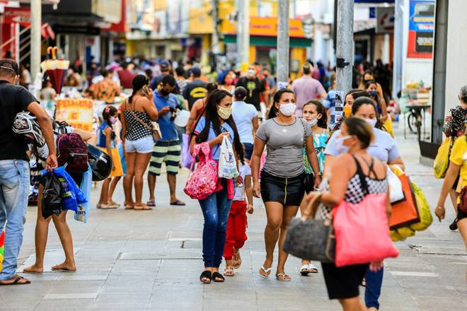 Movimentação de pessoas no centro do comércio de Maceió - 23 de julho de 2020 — © Ailton Cruz