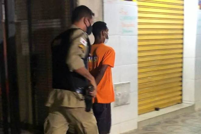 Criança de 10 anos sobrevive após ser golpeada com 21 facadas pelo irmão