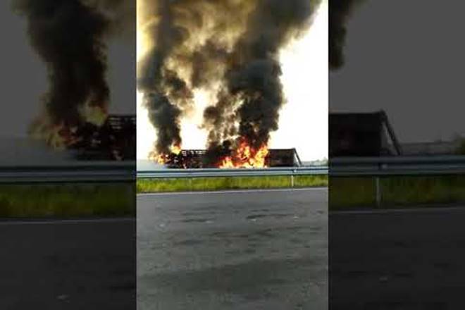Um vídeo registrado por um motorista que trafegava pela pista mostra o veículo em chamas — © Reprodução