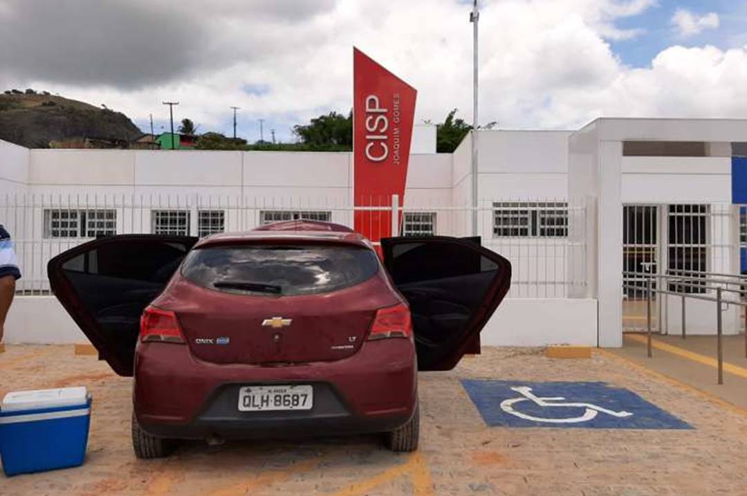 Veículo usado pelos criminosos foi levado para o Cisp de Joaquim Gomes — © JG Notícias