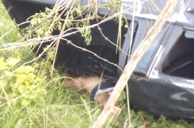 Vítima fatal ficou presa embaixo da carroceria do veículo — © Cortesia
