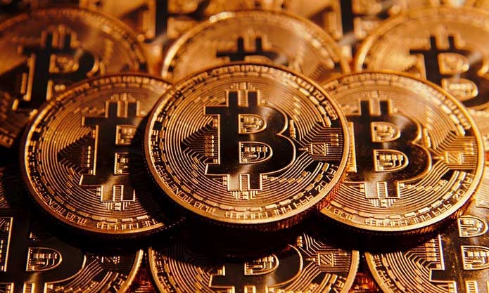 Bitcoin é uma criptomoeda descentralizada. — © Reprodução