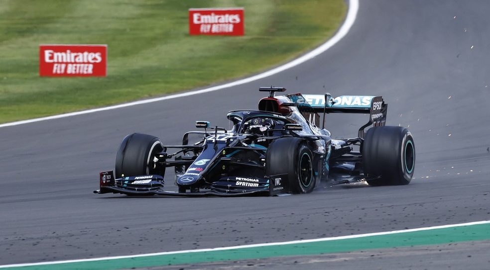 Hamilton se arrasta na última volta do GP da Inglaterra com pneu furado — © Getty Images