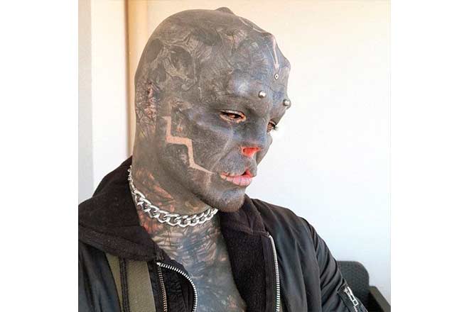 Homem tirou orelhas e nariz e sonha em parecer com alienígena