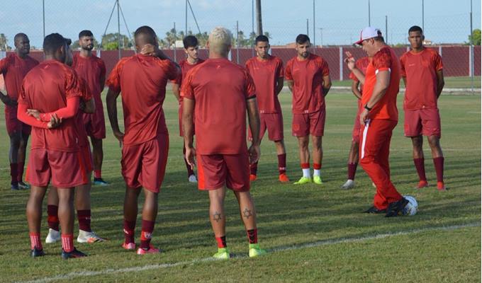Atletas do CRB em treinamento com técnico Roberto Fernandes — © Reprodução