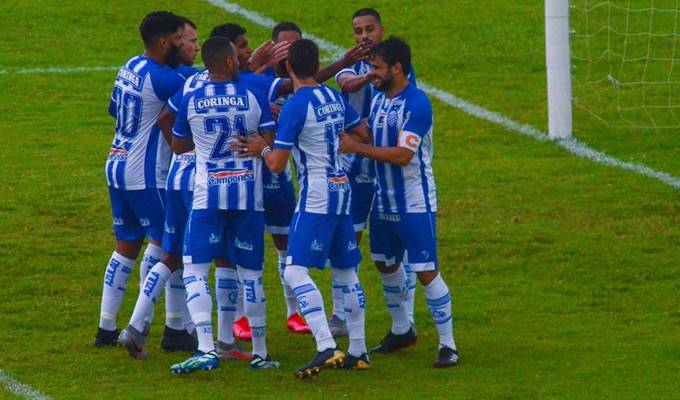 Atletas do CSA comemorando o quarto gol no primeiro tempo da partida — ©  Augusto Oliveira
