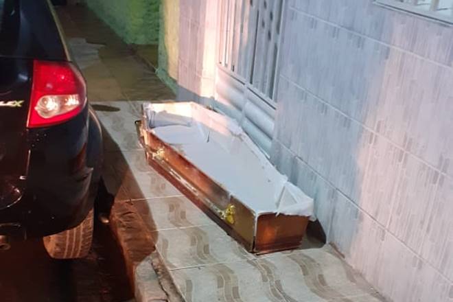 Filho é preso após desenterrar o pai e levar caixão para casa em Alagoas