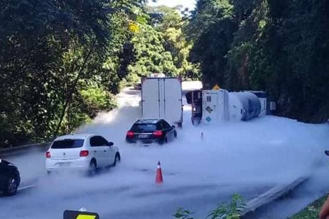 Carreta carregada com oxigênio tomba e deixa motorista e ajudante feridos