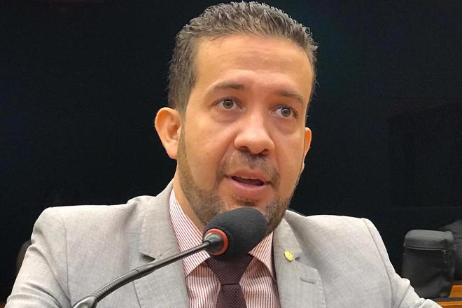 Deputado André Janones