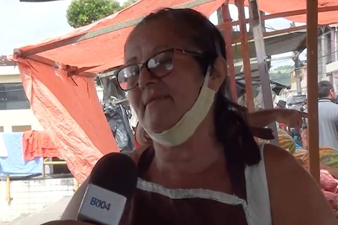 Dona Lúcia precisa de um esforço maior para vender os produtos e ainda pagar a taxa — © Reprodução