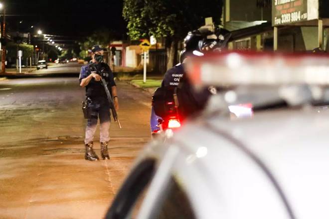 Equipe da Guarda Civil durante fiscalização em Campo Grande — © Campo Grande News