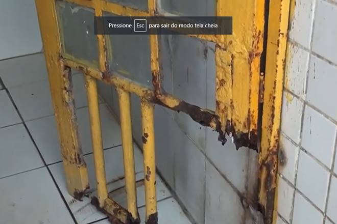 Ferrugem toma de conta da porta do banheiro da feira — © Reprodução