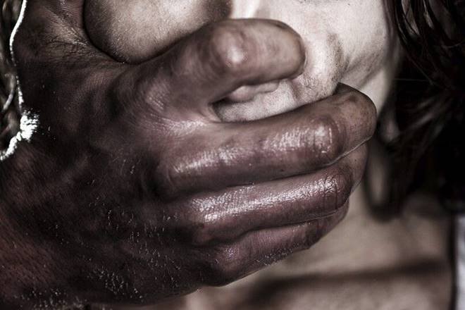 Mãe é presa por explorar sexualmente filha de 12 anos