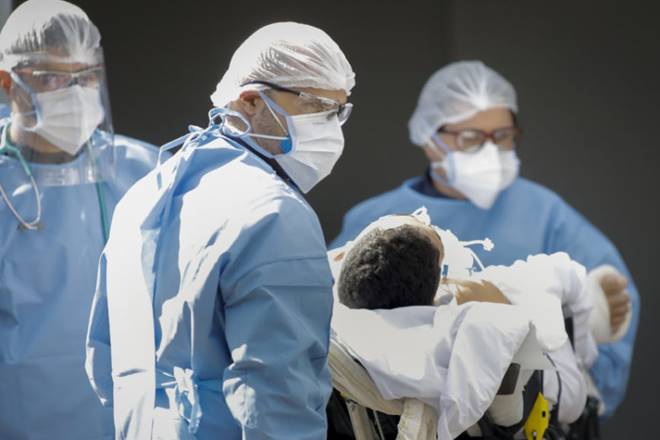 Na foto, paciente é socorrido em hospital de Brasília — © Poder360