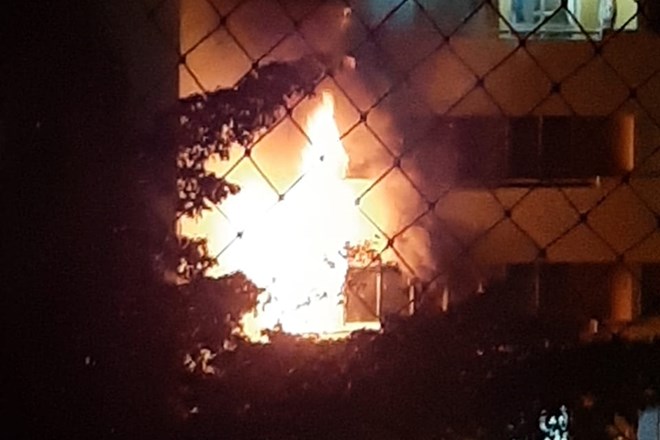 O fogo teria sido causado por um aparelho celular que superaqueceu após ter sido deixado no carregador — © Reprodução