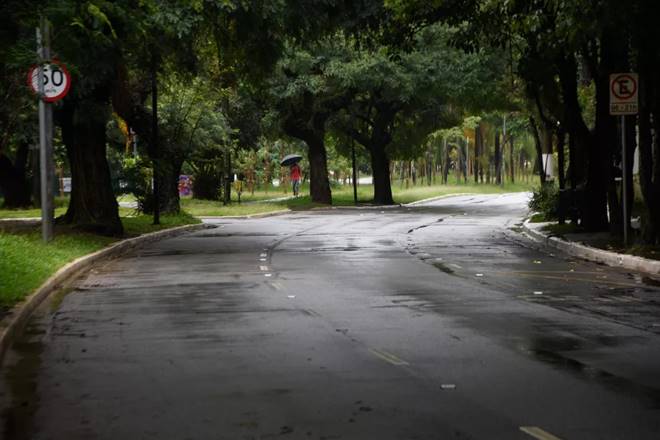 Parque Villa Lobos amanheceu fechado neste sábado (6), na Zona Oeste de São Paulo — © Ronaldo Silva/Futura Press/Estadão Conteúdo