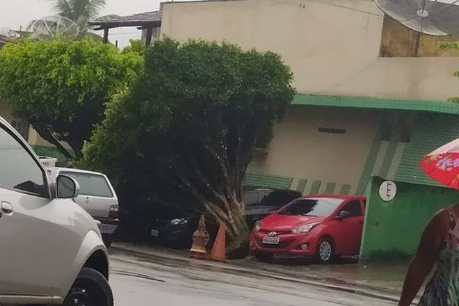 Árvore cede e atinge carro estacionado no 2º BPM de União dos Palmares