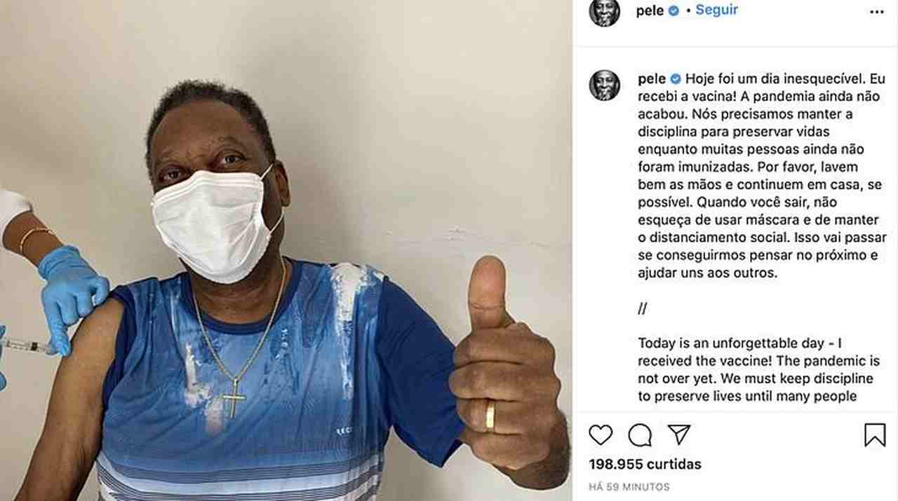 Pelé sendo vacinado contra a Covid-19 — © Reprodução