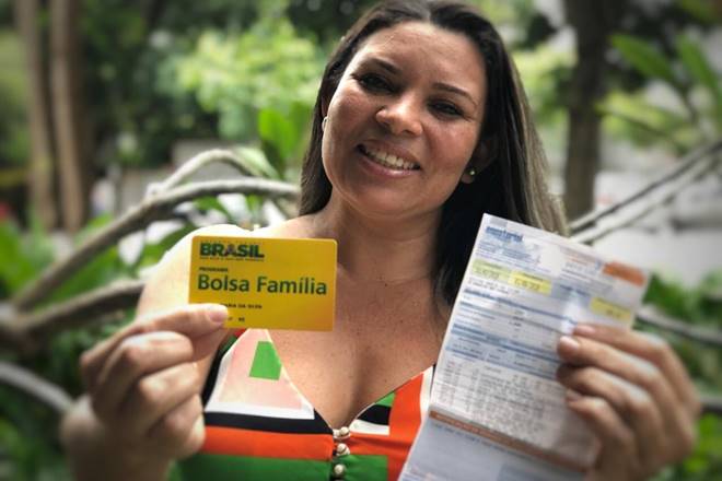 ↑ Mulher inscrita no programa Bolsa Família beneficiada pelo Tarifa Social — © Divulgação
