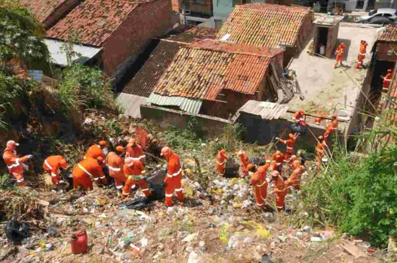 Trabalhadores realizando limpeza em grotas de Maceió – © Assessoria