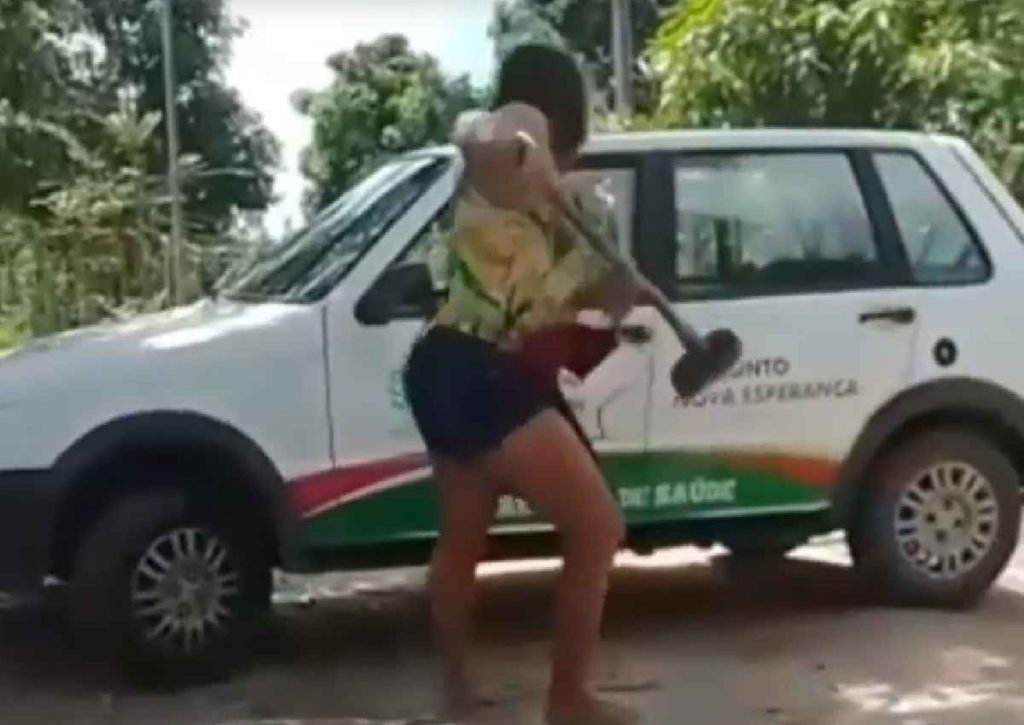 Mulher ataca carro da Secretaria de Saúde de União com enxada durante confusão