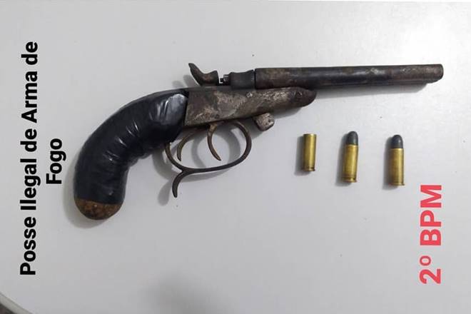 Arma de fogo encontrada na residência do suspeito, de 44 anos — © Cortesia