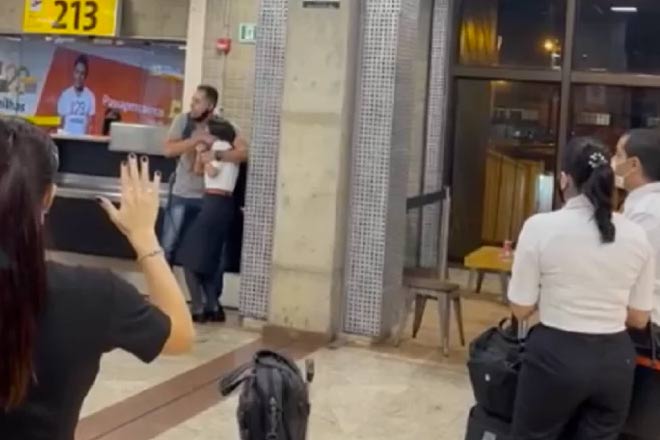 Homem faz funcionária do aeroporto refém