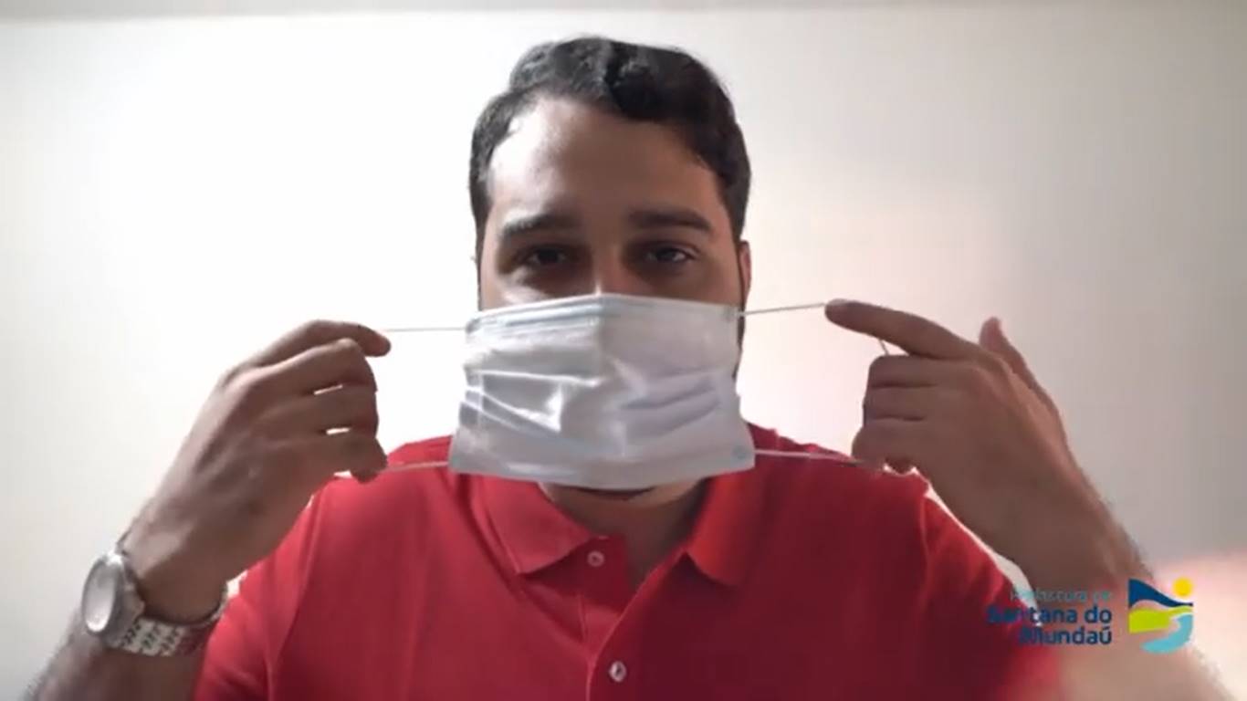 Prefeito Arthur Freitas colocando a máscara — © Reprodução/Vídeo  
